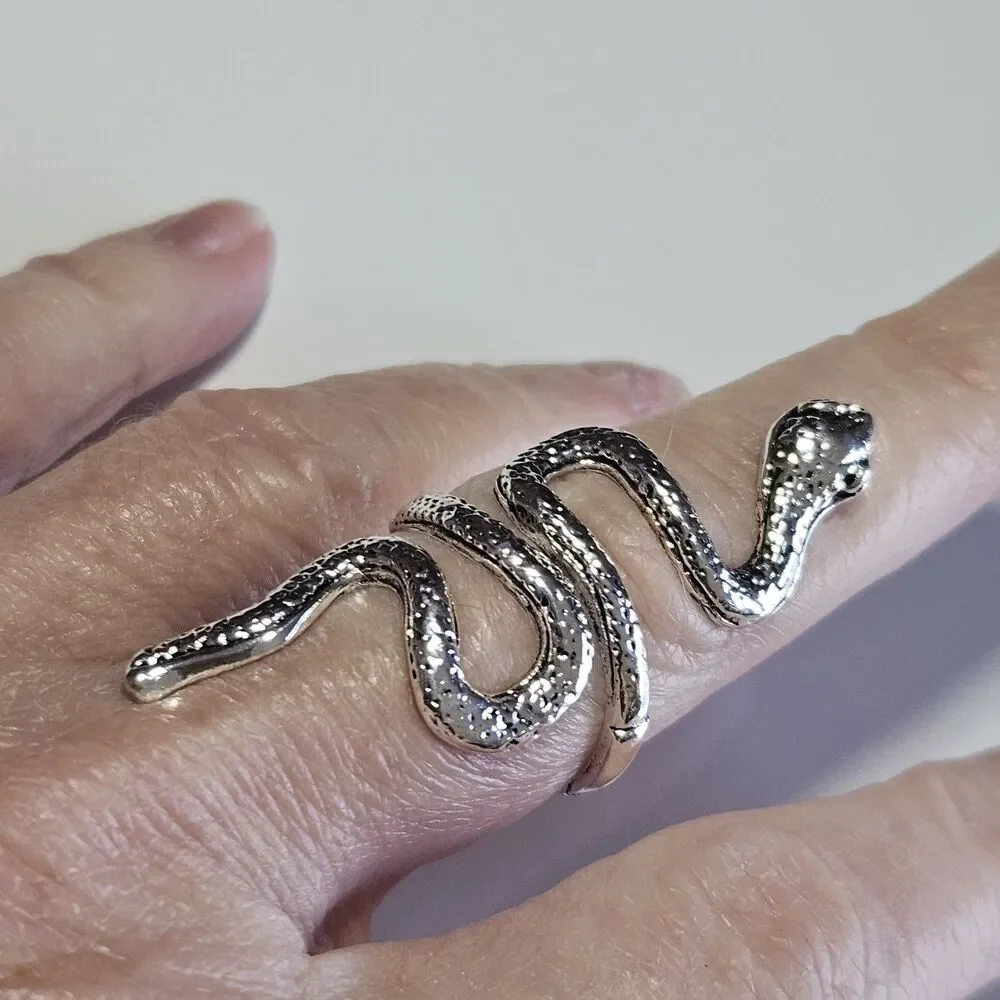 *Sale* Silver Tone Slithery Snake Ring Size 7.5